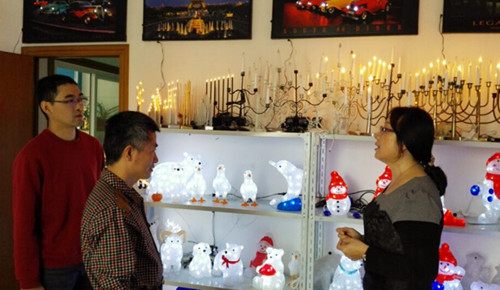 杭州斯诺美进出口贸易有限公司总经理赵蝶飞女士介绍单位产品