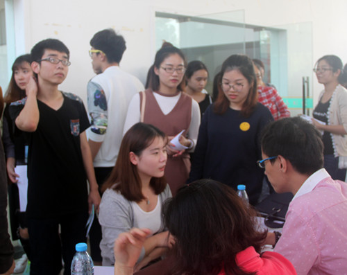 学生与招聘单位负责人交流