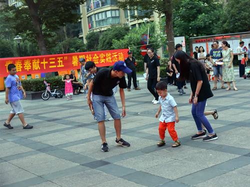 学生与社区小朋友做游戏