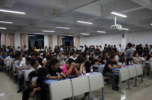 系主任李庆海讲话