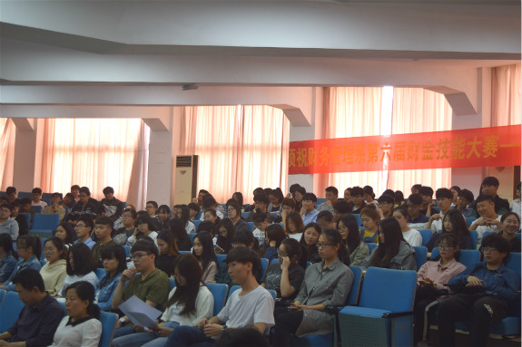 参加开幕式的学生