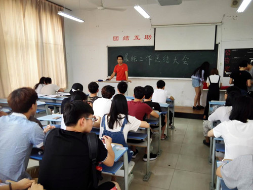 胡亚平老师作晨练情况通报