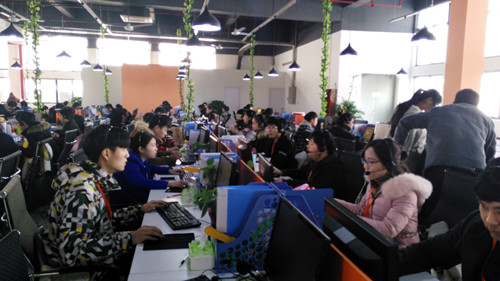 14级学生林伊洁在岗实习(右2)