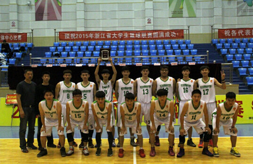 篮球队员与指导老师合影