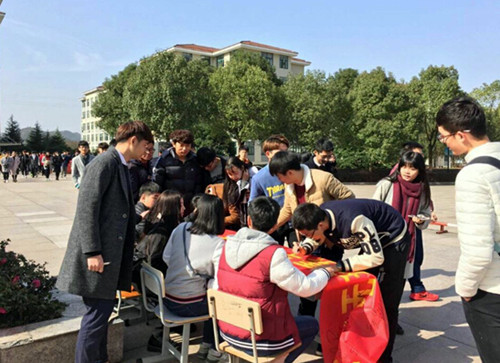 商务系团总支举行争创“四无班级”签名活动