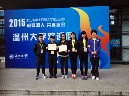 带队教师和获奖运动员合影