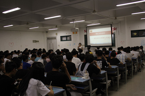 系党总支副书记过芹芹介绍学校和商务系概况