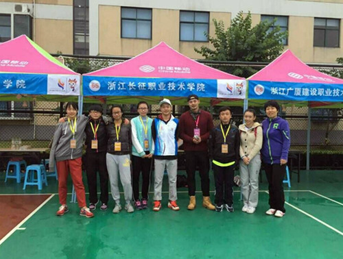 代表队与温大随队志愿者合影