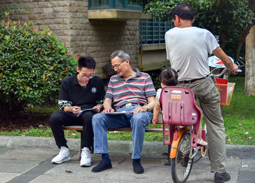 志愿者与社区居民沟通交流