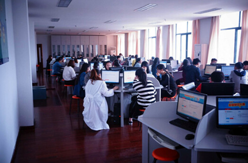 激烈的比赛现场