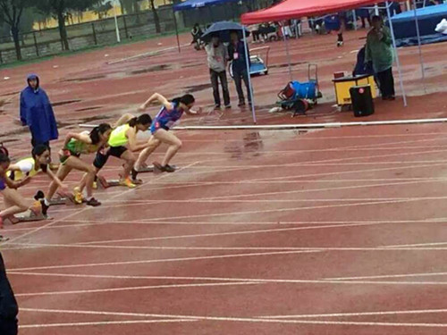 运动员在雨中比赛